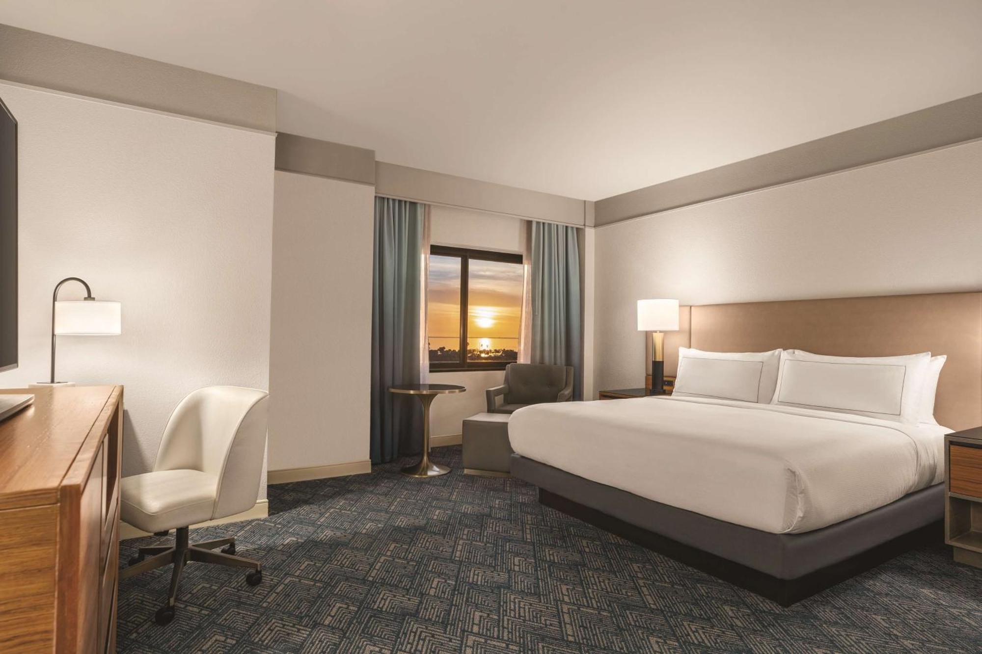 Doubletree By Hilton Tampa Rocky Point Waterfront Hotel Exterior foto