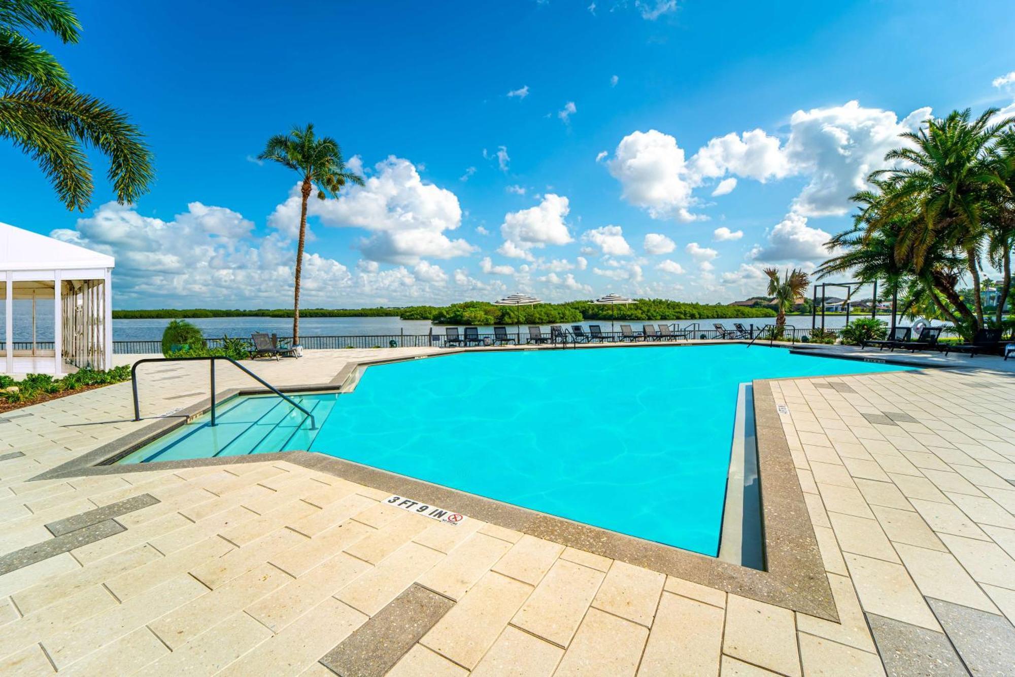 Doubletree By Hilton Tampa Rocky Point Waterfront Hotel Exterior foto